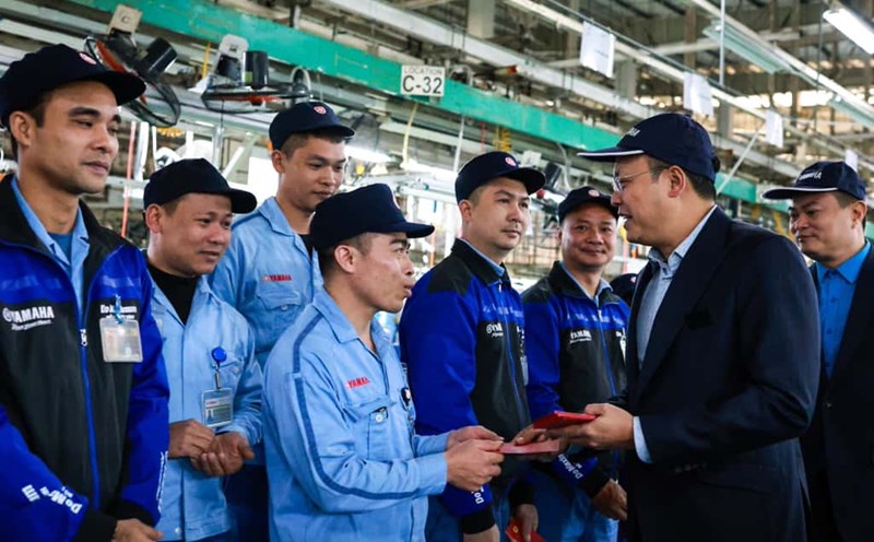 Mr. Pham Quang Thanh gives lucky money to workers at the production line during the inspection and assessment of the labor situation on the first working day after Tet holiday. Photo: Hai Nguyen