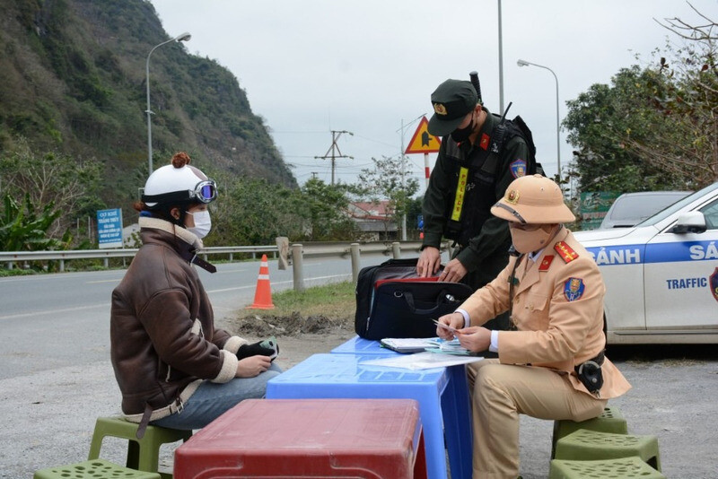 Lang Son traffic police patrol, control and prevent traffic accidents during Tet holiday. Photo: Van Phuc
