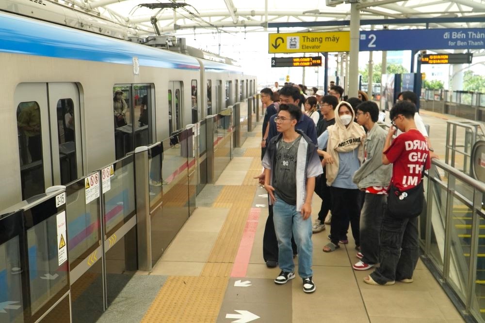 Passengers on Metro Line 1 during Tet. Photo: Anh Tu