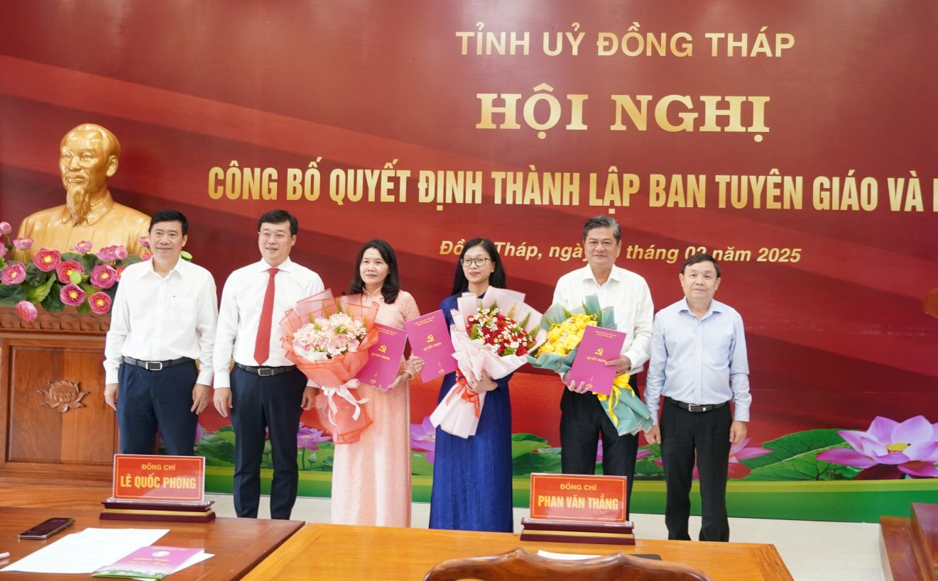 Thuong truc Tinh uy Dong Thap trao quyet dinh va tang hoa chuc mung lanh dao Ban Tuyen giao va Ban Dan van Tinh uy Dong Thap. Anh: Kim Sa