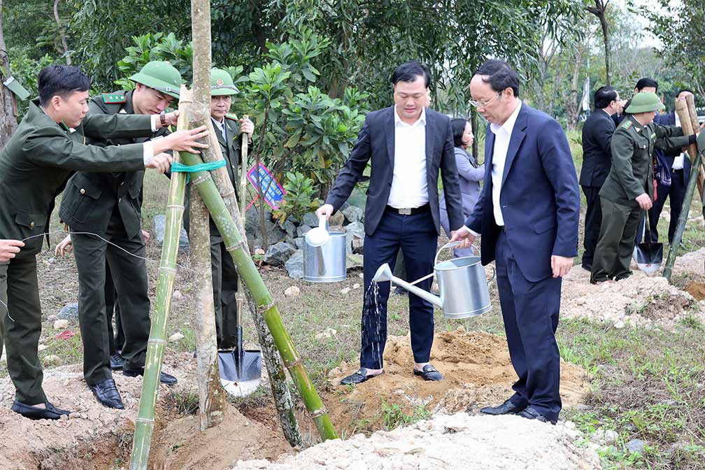 Đảng bộ, chính quyền và nhân dân tỉnh Nghệ An chung tay vì quê hương xanh, phát triển bền vững. Ảnh: Phan Quỳnh