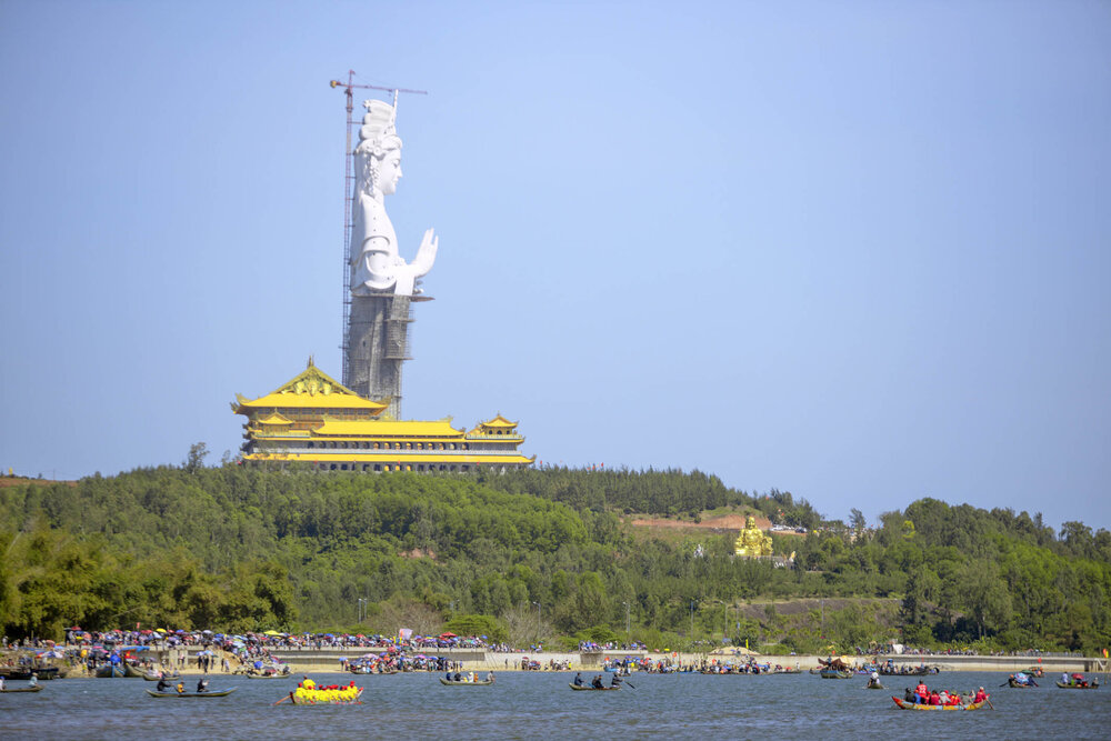 Từ chùa Minh Đức, du khách phóng tầm mắt chiêm ngưỡng sông Trà Khúc, con sông lớn nhất tỉnh Quảng Ngãi. Ảnh: Trần Hưng.