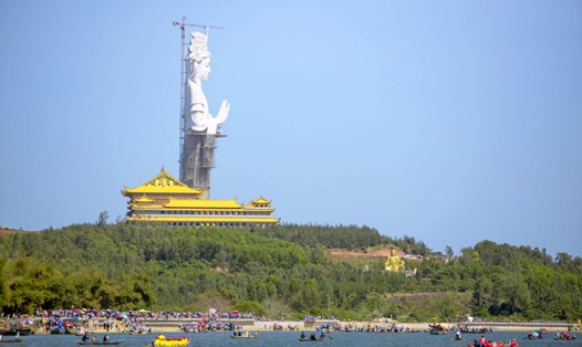 Từ chùa Minh Đức, du khách phóng tầm mắt chiêm ngưỡng sông Trà Khúc, con sông lớn nhất tỉnh Quảng Ngãi. Ảnh: Trần Hưng.