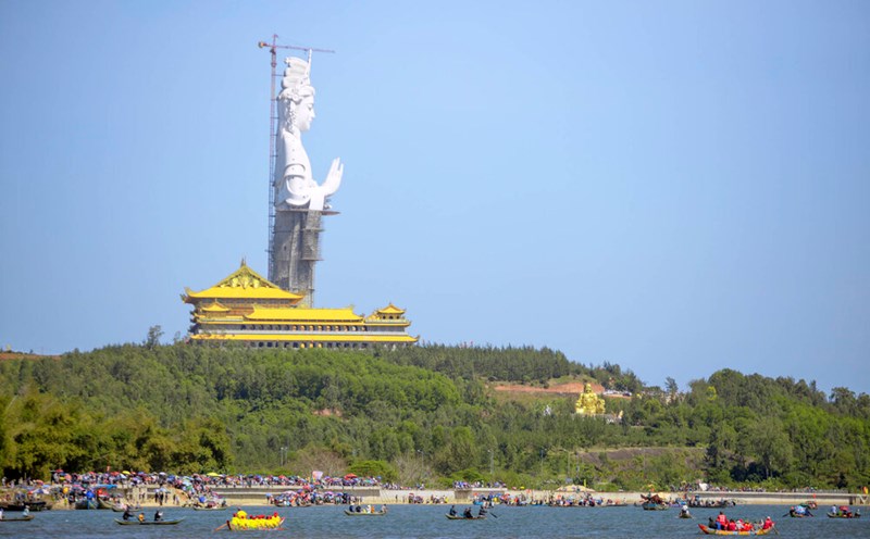 From Minh Duc Pagoda, visitors can admire the Tra Khuc River, the largest river in Quang Ngai province. Photo: Tran Hung.