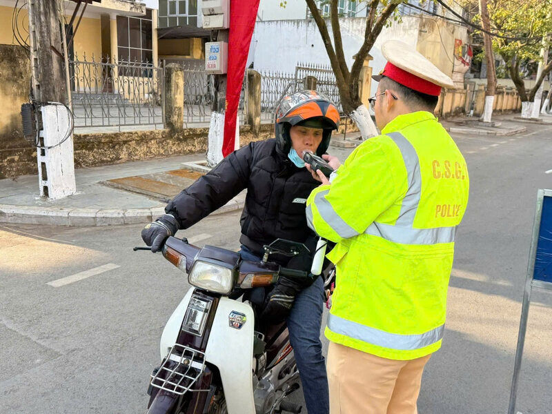 Officers of the Traffic Police - Order Team, Son La City Police check the alcohol concentration of a motorcyclist. Photo: Thuy Ngan