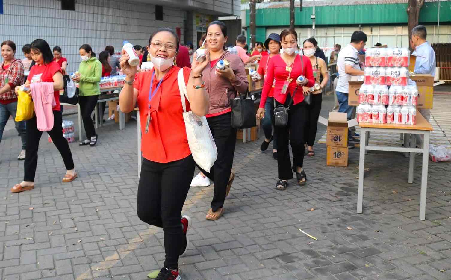 Người lao động Công ty TNHH Pou Chen Việt Nam (phường Hóa An, TP Biên Hòa) trở lại làm việc ngày 3.2. Ảnh: Công đoàn công ty Pou Chen