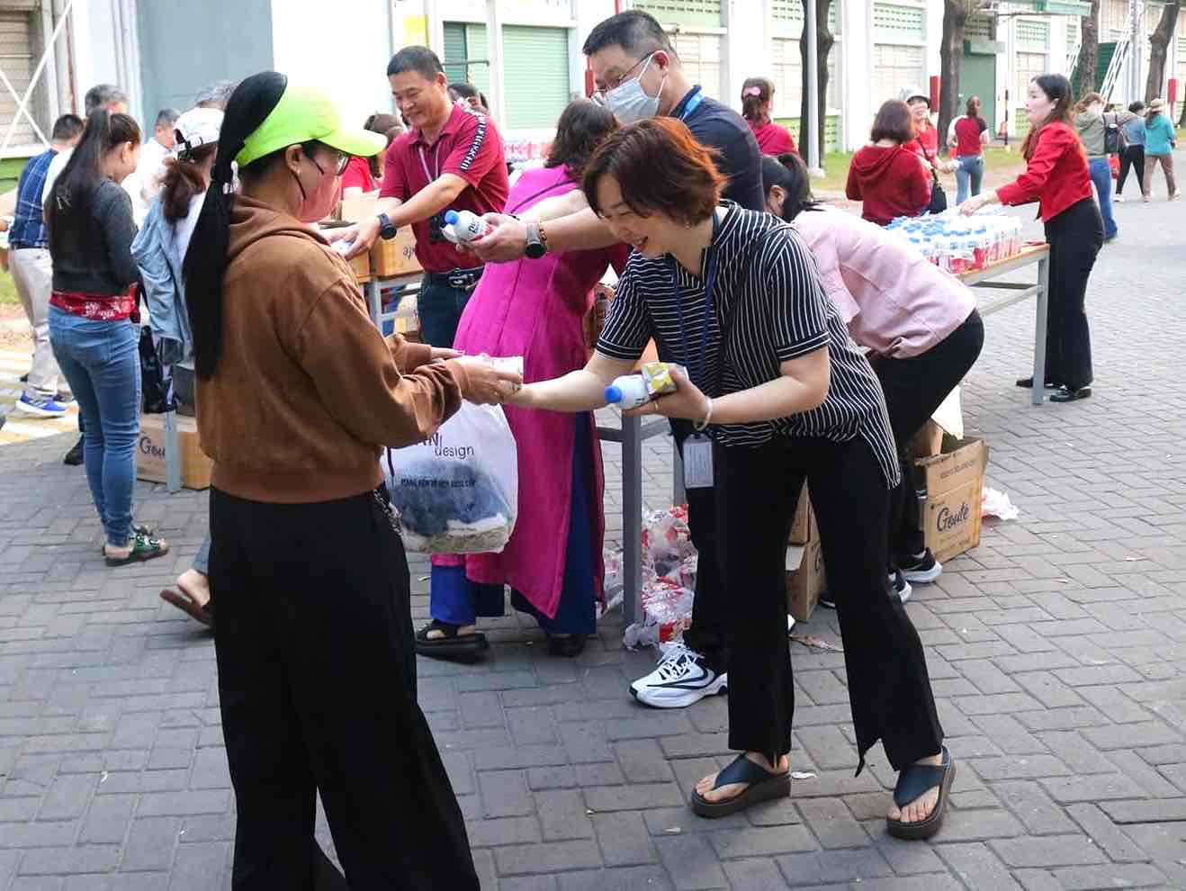 Tặng quà cho người lao động trong ngày trở lại làm việc đầu tiên sau kỳ nghỉ Tết Nguyên đán Ất Tỵ năm 2025. Ảnh: Công đoàn công ty Pou Chen