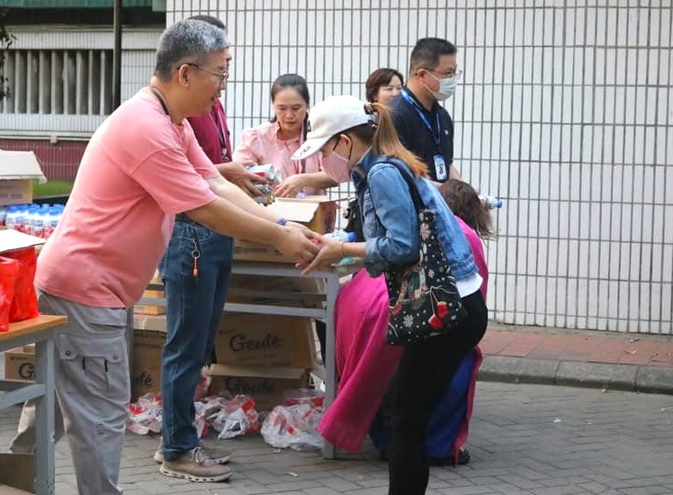 Lãnh đạo Công ty TNHH Pou Chen Việt Nam chào đón người lao động trở lại làm việc. Ảnh: Công đoàn công ty Pou Chen