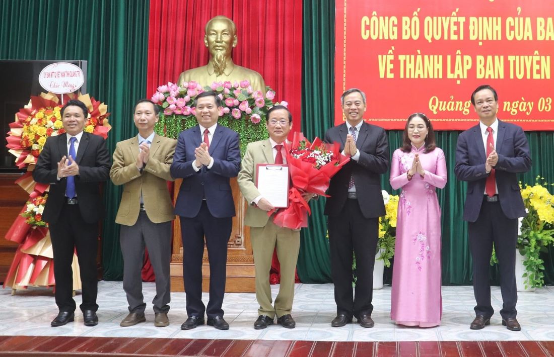 Leaders of Quang Tri province presented the decision to establish the Provincial Party Committee's Propaganda and Mass Mobilization Committee on the basis of merging the Quang Tri Provincial Party Committee's Propaganda and Mass Mobilization Committee. Photo: T. Phuong