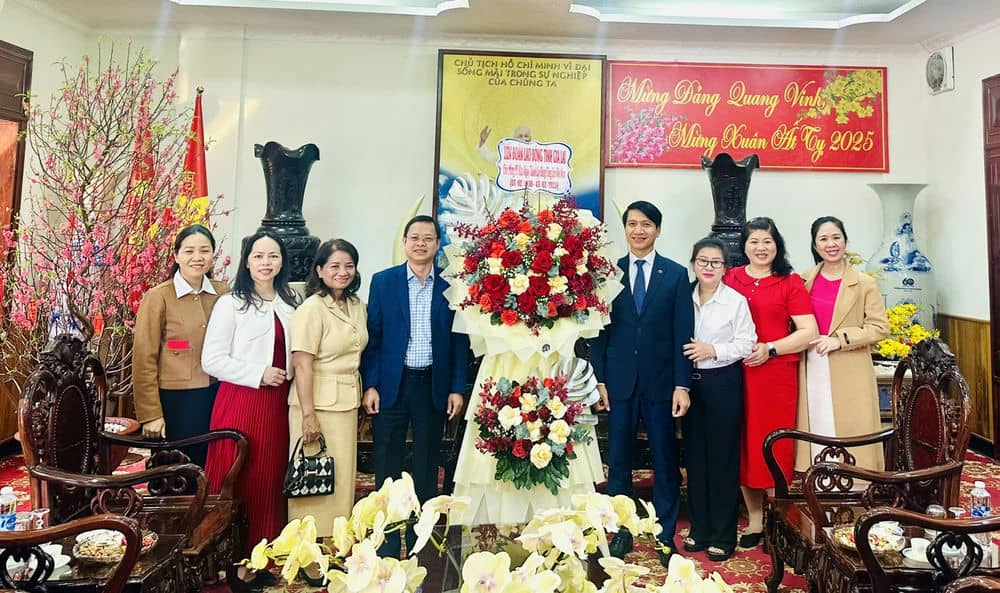 Gia Lai Provincial Federation of Labor presents flowers to congratulate Gia Lai Provincial Party Committee on the 95th anniversary of the founding of the Communist Party of Vietnam. Photo: Thanh Tuan