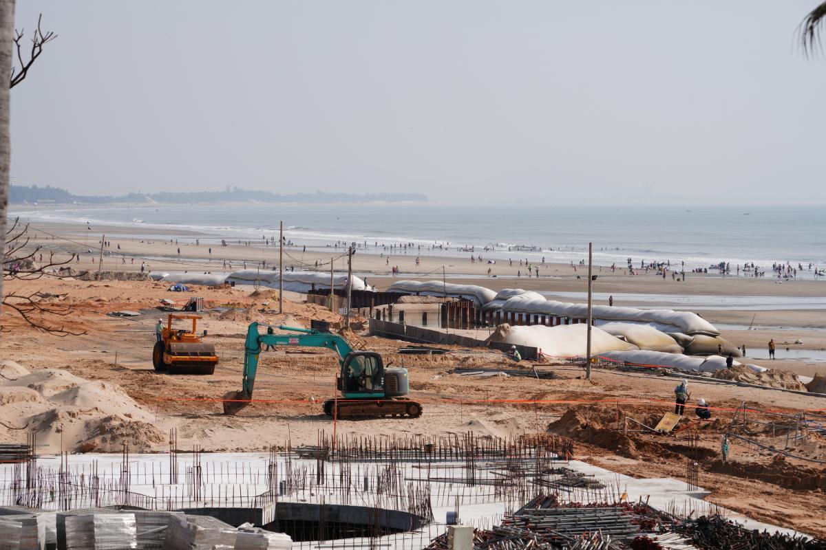 One of the key tasks is to speed up the progress of key projects in the area. For example, the project to renovate Thuy Van Street (Vung Tau) is under construction during Tet. Photo: Thanh An