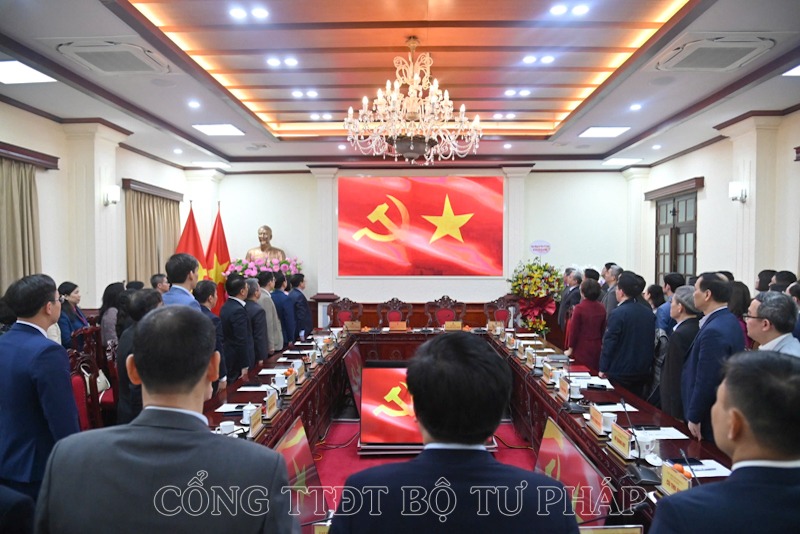 Tap the lanh dao Bo cung lanh dao cac don vi thuoc Bo Tu phap chao co ky niem 95 nam ngay thanh lap Dang Cong san Viet Nam. Anh: Bo Tu phap