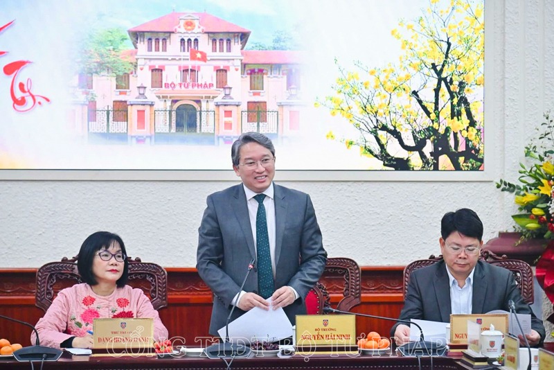 Minister of Justice Nguyen Hai Ninh speaks at the meeting. Photo: Ministry of Justice