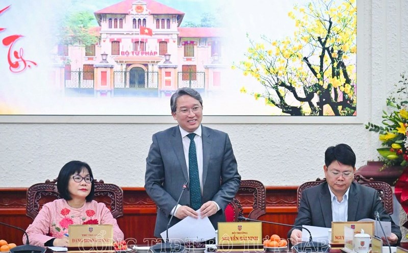 Minister of Justice Nguyen Hai Ninh speaks at the meeting. Photo: Ministry of Justice