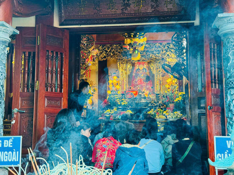 Tourists come to offer sacrifices and worship at Tien Pagoda (Lac Thuy District, Hoa Binh Province). Photo: Khanh Linh