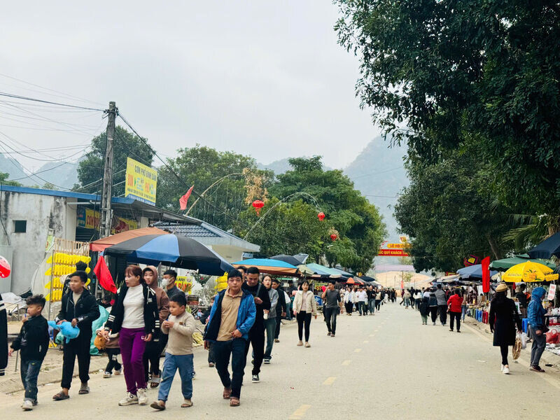 Dong nguoi do ve chua Tien sau ngay khai hoi vao mung 4 thang Gieng. Anh: Khanh Linh