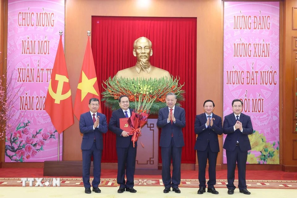 Tong Bi thu To Lam trao Quyet dinh thanh lap Dang bo, to chuc bo may, chuc nang nhiem vu va chi dinh Bi thu, cac Pho Bi thu Dang uy Quoc hoi nhiem ky 2020-2025. Anh: Thong Nhat/TTXVN