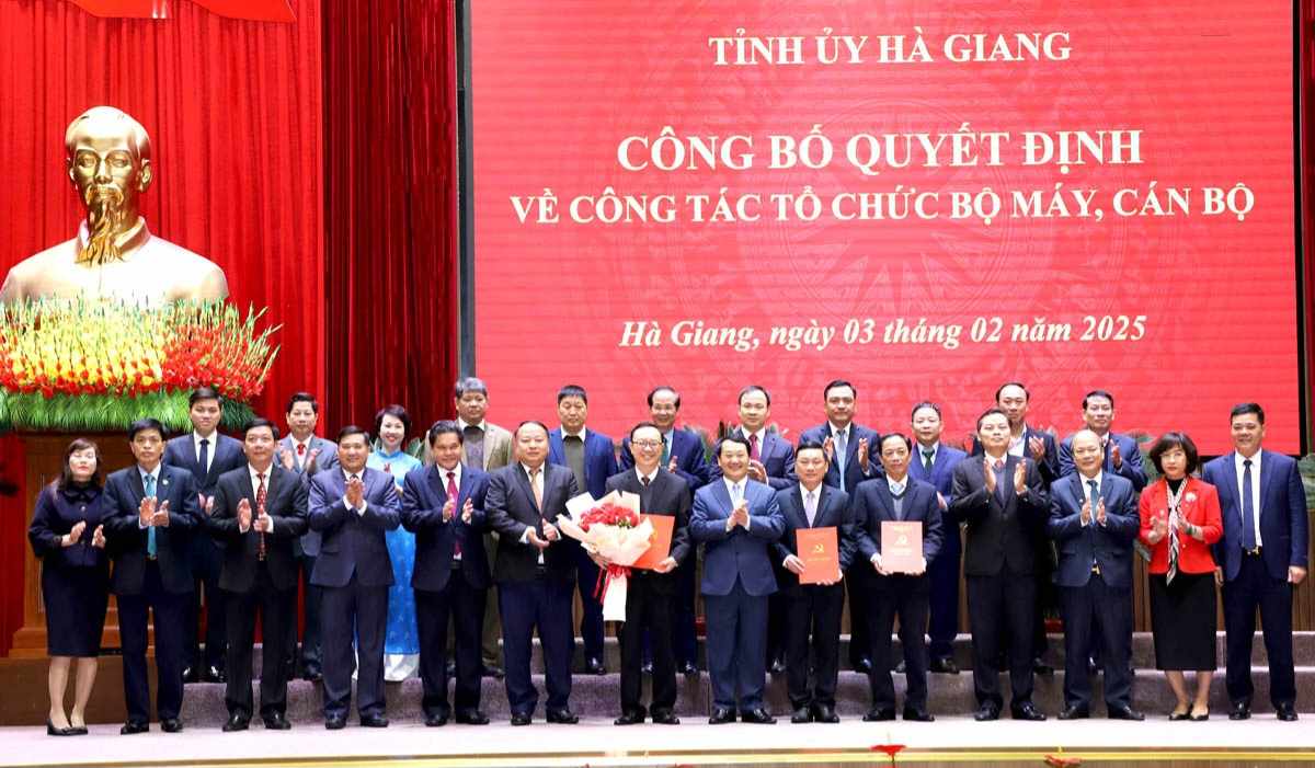 Ha Giang announces decision on organizational structure and personnel. Photo: Van Nghi