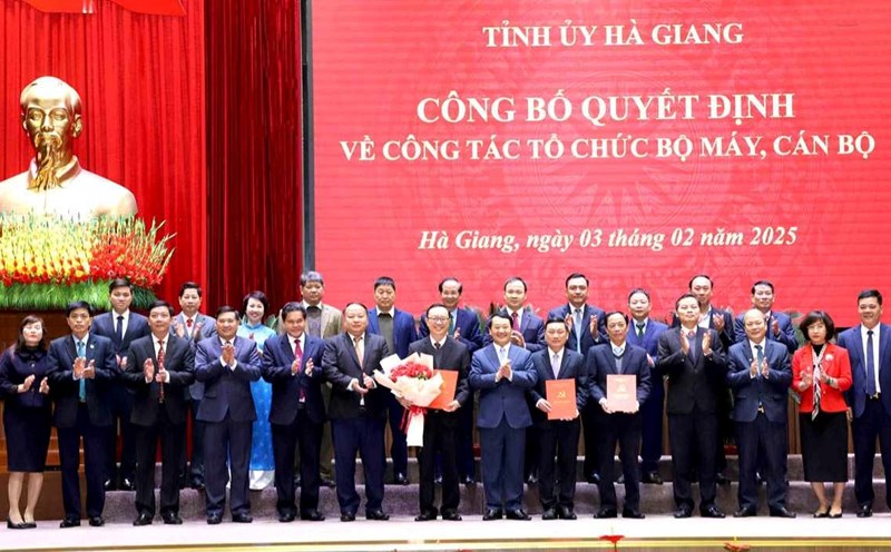 Ha Giang announces decision on organizational structure and personnel. Photo: Van Nghi