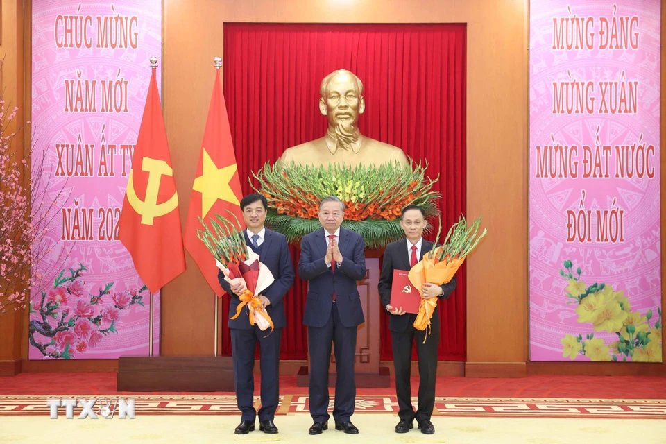 General Secretary To Lam presents flowers to congratulate Mr. Nguyen Duy Ngoc and Mr. Le Hoai Trung (right). Photo: VNA