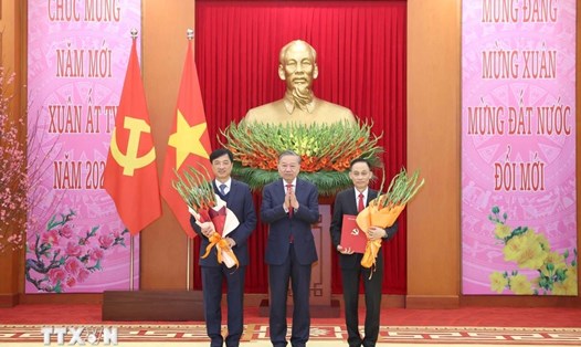 Tổng Bí thư Tô Lâm tặng hoa chúc mừng ông Nguyễn Duy Ngọc và ông Lê Hoài Trung (bên phải). Ảnh: TTXVN