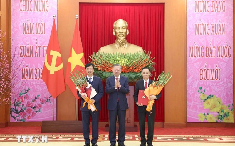 General Secretary To Lam presents flowers to congratulate Mr. Nguyen Duy Ngoc and Mr. Le Hoai Trung (right). Photo: VNA