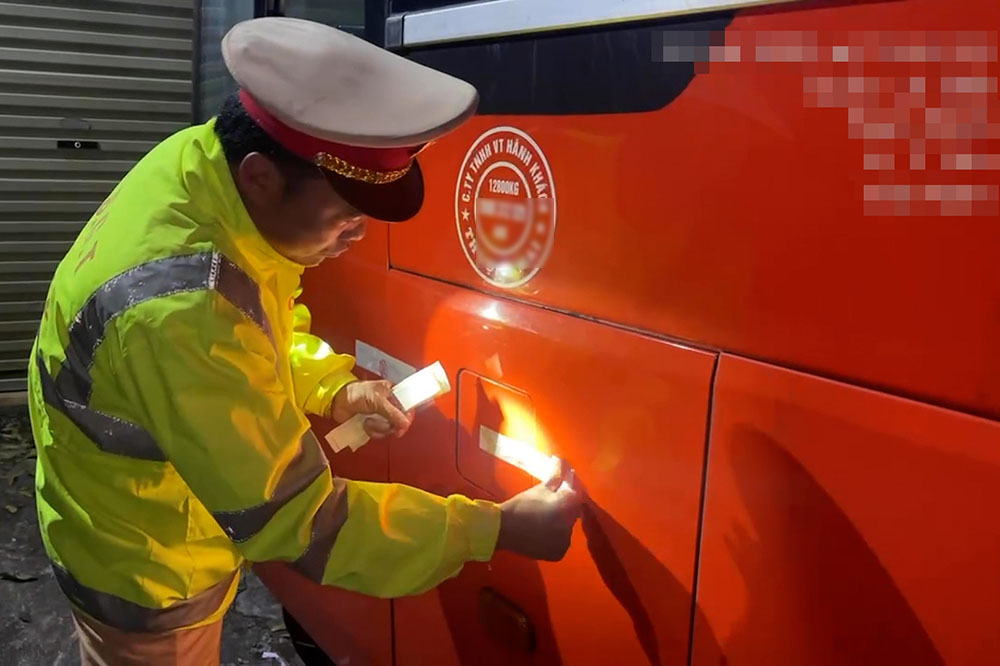 The passenger bus was detained, the owner and driver were fined 102 million VND. Photo: Provided by the police