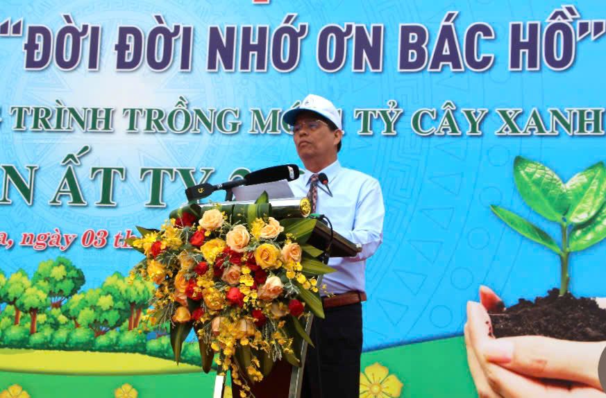 Mr. Nguyen Tan Tuan - Chairman of Khanh Hoa Provincial People's Committee launched the Tree Planting Festival on the first working day. Photo: Phuong Linh