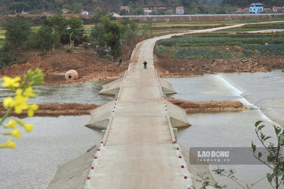 Na Pinh underground project across Ky Cung river connects two communes of Cao Loc district. Photo: To Cong.