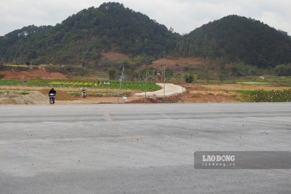 Duong dan ngam Na Pinh dang duoc xay dung noi vao Quoc lo 4B - mot tuyen duong vua duoc cai tao, nang cap. Anh: To Cong.