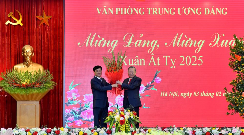 Dong chi Nguyen Duy Ngoc tang hoa chuc mung Tong Bi thu To Lam. Anh: Dang Khoa