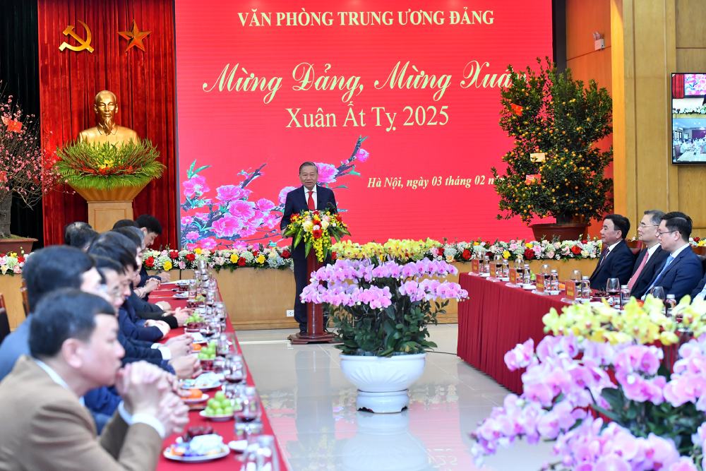 General Secretary To Lam met with officials, civil servants, public employees and workers of the Party Central Office on the occasion of the beginning of the Lunar New Year. Photo: Dang Khoa