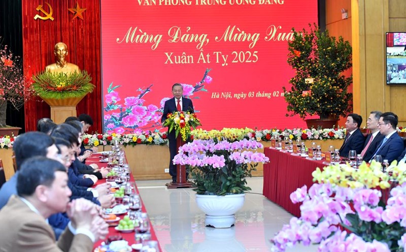 General Secretary To Lam met with officials, civil servants, public employees and workers of the Party Central Office on the occasion of the beginning of the Lunar New Year. Photo: Dang Khoa