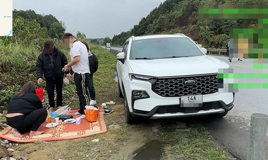Hiện trường tài xế trải chiếu cạnh cao tốc Nội Bài - Lào Cai để ăn uống. Ảnh: Công an cung cấp