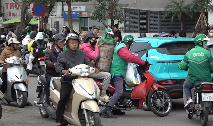 After Tet, motorbike taxi prices increase, people have a hard time waiting for a ride