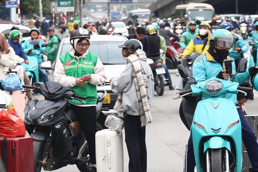 After Tet, motorbike taxi drivers earn 2-3 times more than usual