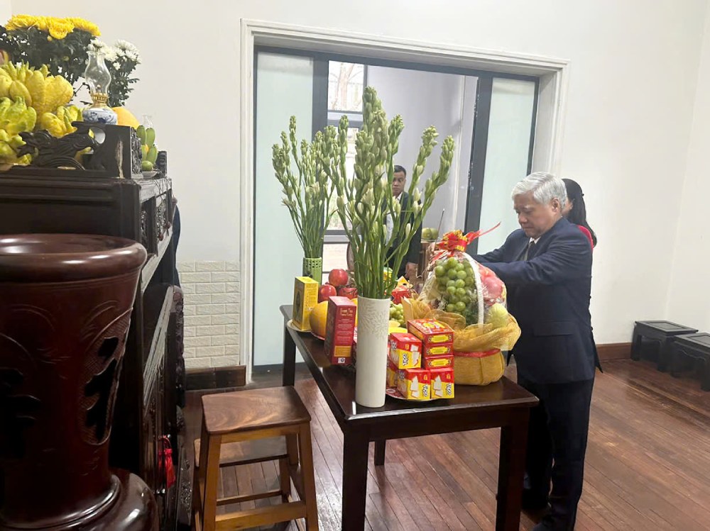 Mr. Do Van Chien, Politburo member, Secretary of the Party Central Committee, Chairman of the Central Committee of the Vietnam Fatherland Front, offered incense to commemorate the late General Secretary Nguyen Phu Trong at his private home. Photo: Pham Dong