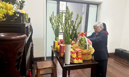 Ông Đỗ Văn Chiến, Ủy viên Bộ Chính trị, Bí thư Trung ương Đảng, Chủ tịch Ủy ban Trung ương MTTQ Việt Nam dâng hương tưởng nhớ cố Tổng Bí thư Nguyễn Phú Trọng tại nhà riêng. Ảnh: Phạm Đông