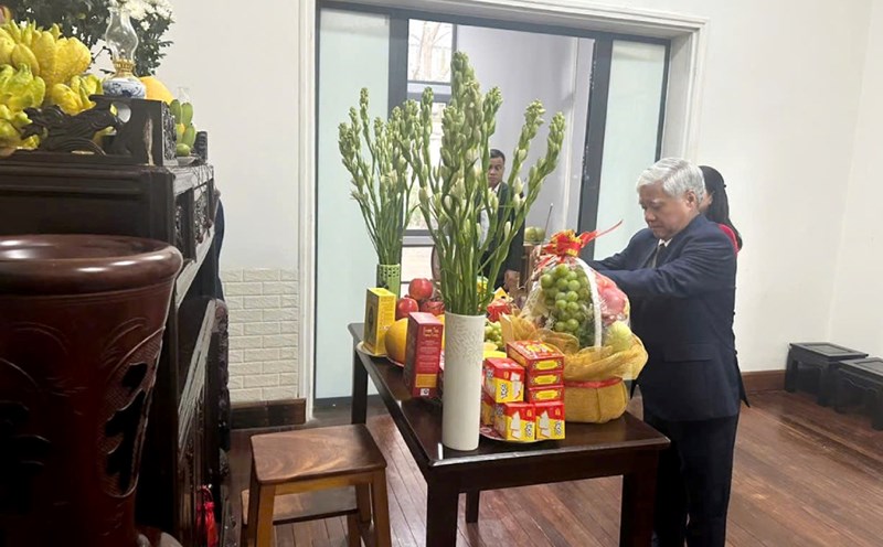 Mr. Do Van Chien, Politburo member, Secretary of the Party Central Committee, Chairman of the Central Committee of the Vietnam Fatherland Front, offered incense to commemorate the late General Secretary Nguyen Phu Trong at his private home. Photo: Pham Dong