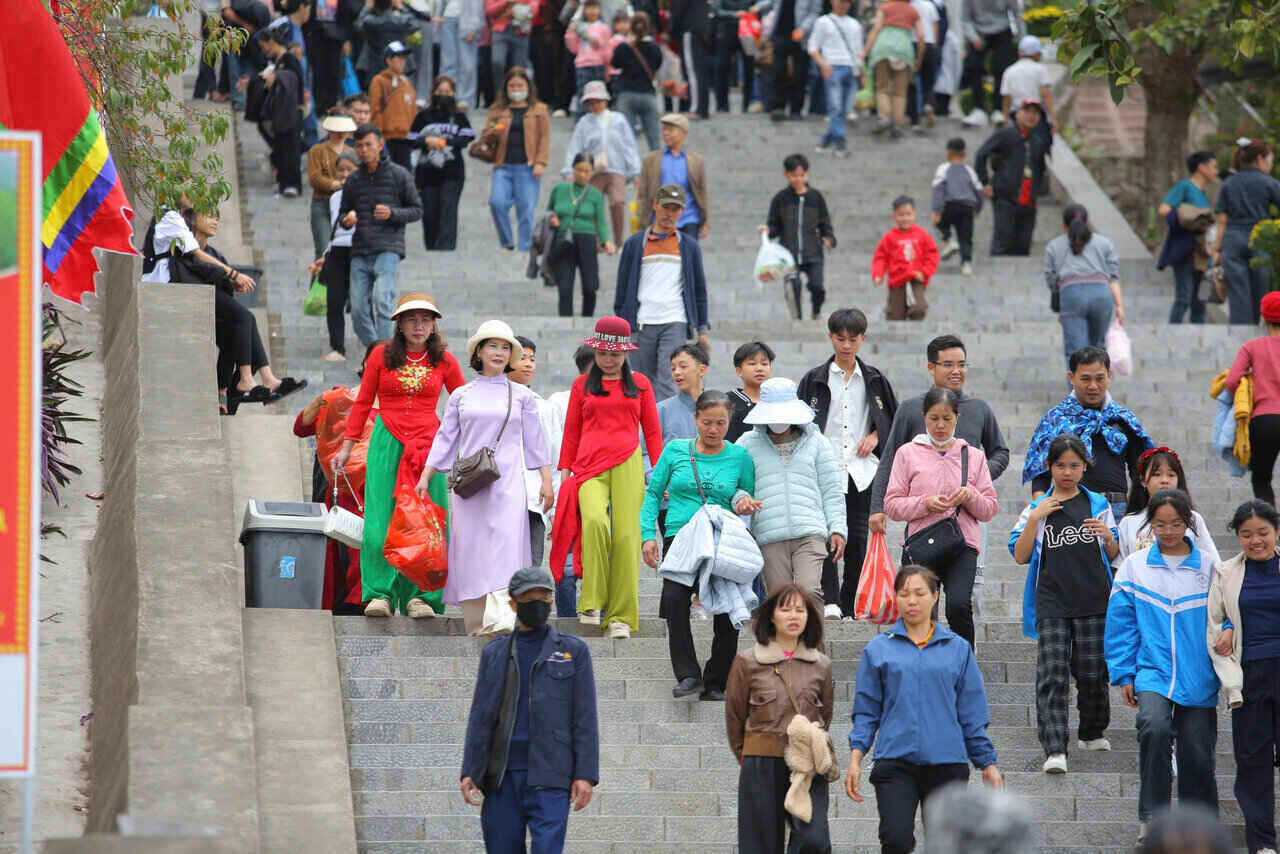 National monuments and landscapes, tourist attractions have welcomed tens of thousands of visitors. Photo: Mai Huong