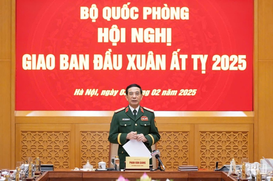 General Phan Van Giang mentioned the requirement to perfect the Party committee and organization in conjunction with the roadmap to adjust the organization of the Army force. Photo: Ministry of National Defense