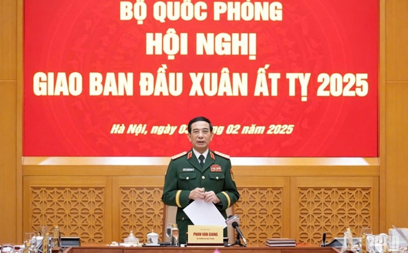 General Phan Van Giang mentioned the requirement to perfect the Party committee and organization in conjunction with the roadmap to adjust the organization of the Army force. Photo: Ministry of National Defense