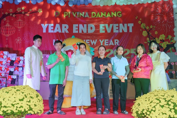Enterprises give lucky money to Da Nang workers on the occasion of the Lunar New Year 2025. Photo: Cam Tho