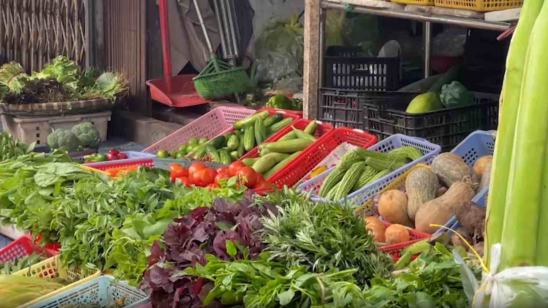 People prefer vegetables such as spinach, water spinach, and cauliflower to supplement nutrition after days of eating a lot of greasy food. Photo: Huyen Trang