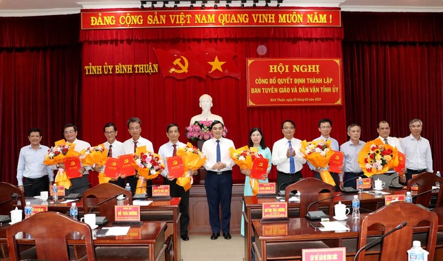 Thường trực Tỉnh ủy Bình Thuận trao quyết định và tặng hoa cho lãnh đạo Ban Tuyên giáo và Dân vận Tỉnh ủy. Ảnh: Cổng TTĐT Bình Thuận 