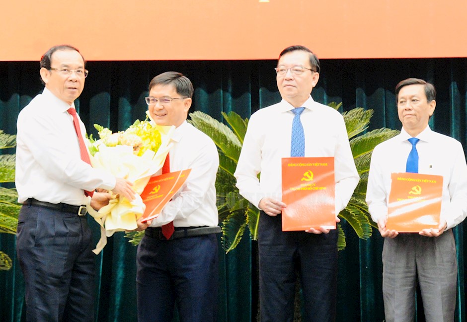 Ho Chi Minh City Party Committee Secretary Nguyen Van should award the decision to establish the Propaganda Department and the City Party Committee and the decision to appoint Mr. Nguyen Manh Cuong. Photo: HCMC Web Portal