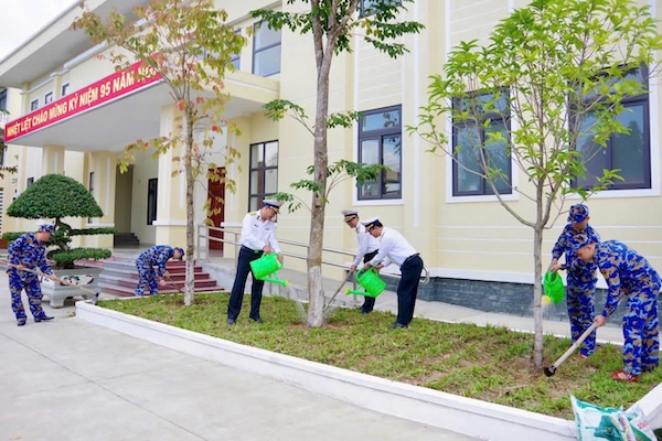 Rear Admiral Nguyen Dang Tien, Political Commissar of Naval Region 3, and officers and soldiers plant and take care of trees. Photo: Naval Region 3
