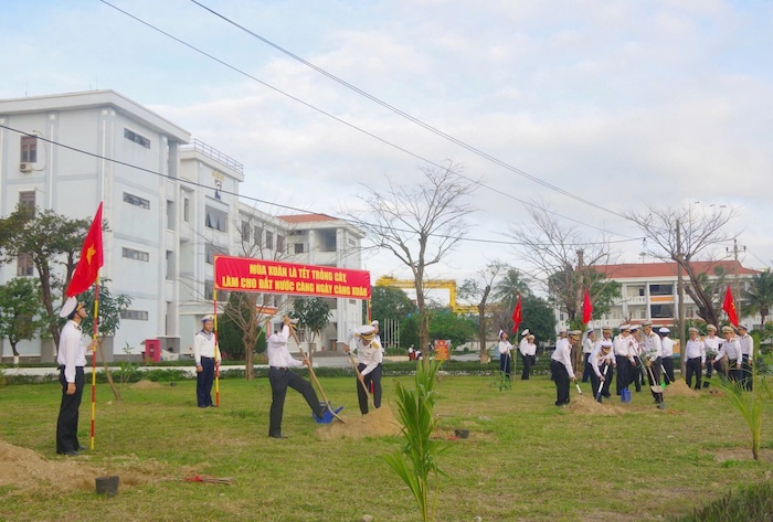 Can bo, chien si Vung 3 Hai quan cham soc vuon cay xung quanh don vi. Anh: Vung 3 Hai quan