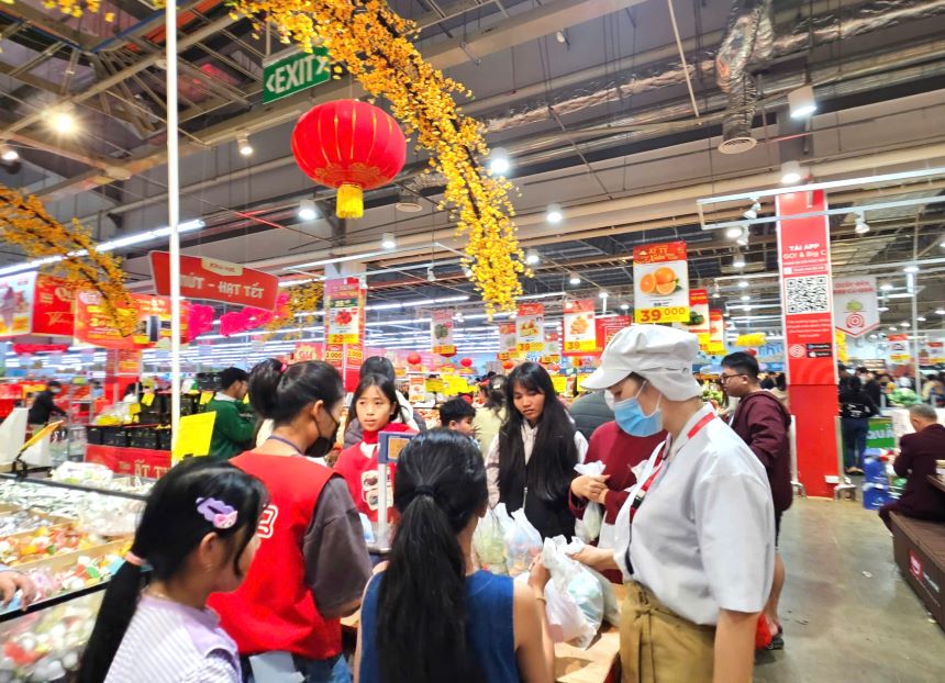 People's purchasing power during this year's Lunar New Year increased. Photo: Thanh Quynh
