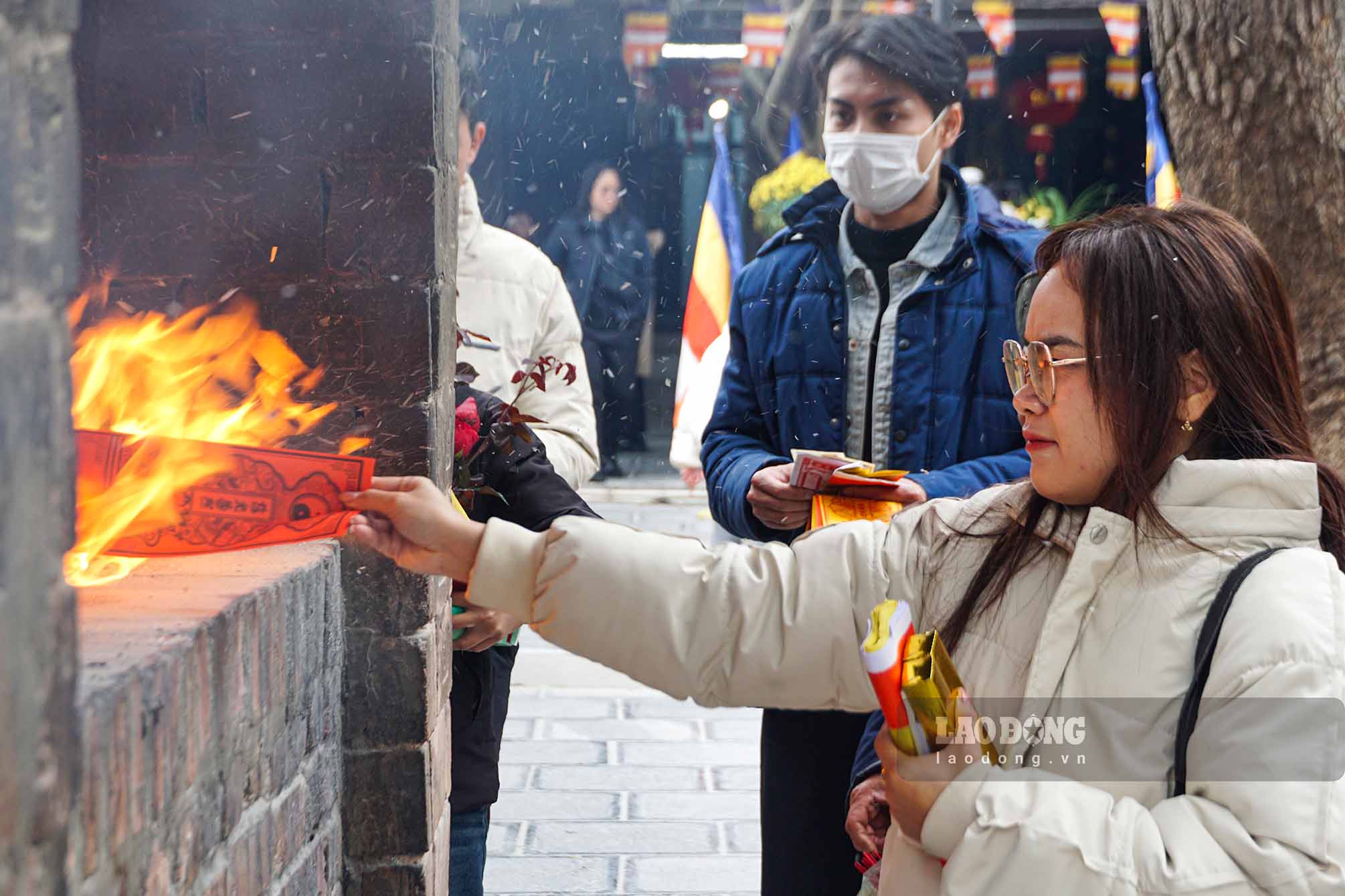 Nguoi dung cho nhau o khu vuc lo hoa so de den luot.